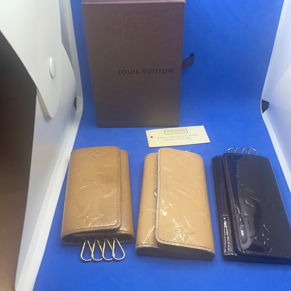 🤎 🤎 🤎 3 Louis Vuitton Monogram signature design LV Logo 4 key holder - Picture 4 of 7